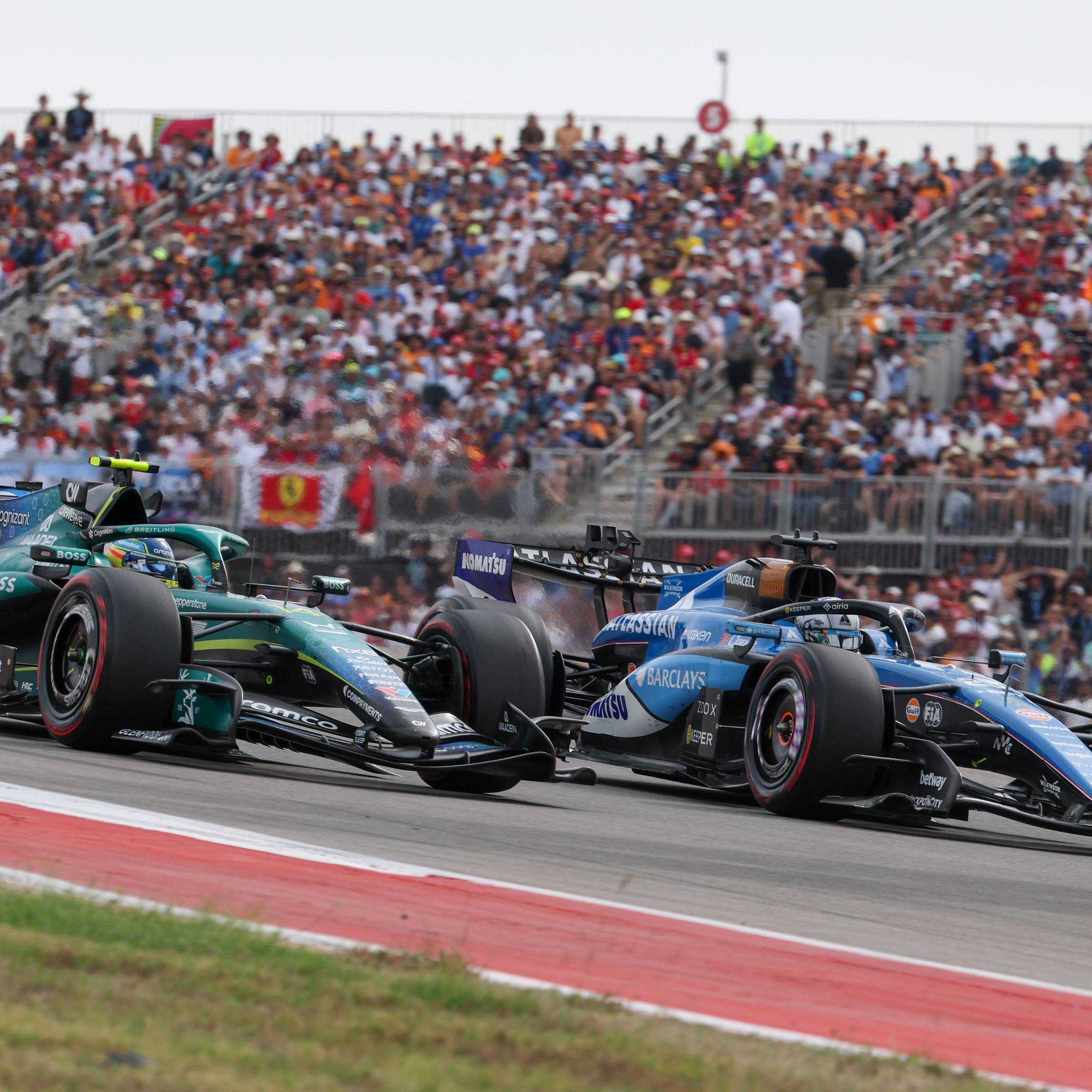 Fernando Alonso und Alex Albon auf der Rennstrecke
