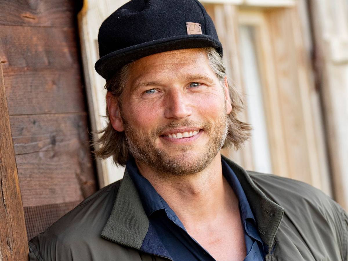 Für seinen Job ist „Bergretter“-Schauspieler Sebastian Ströbel viel unterwegs. Trotzdem hat immer die Familie Vorrang, verrät er im Interview. (Bild: 2022 Getty Images/Marc Conzelmann)