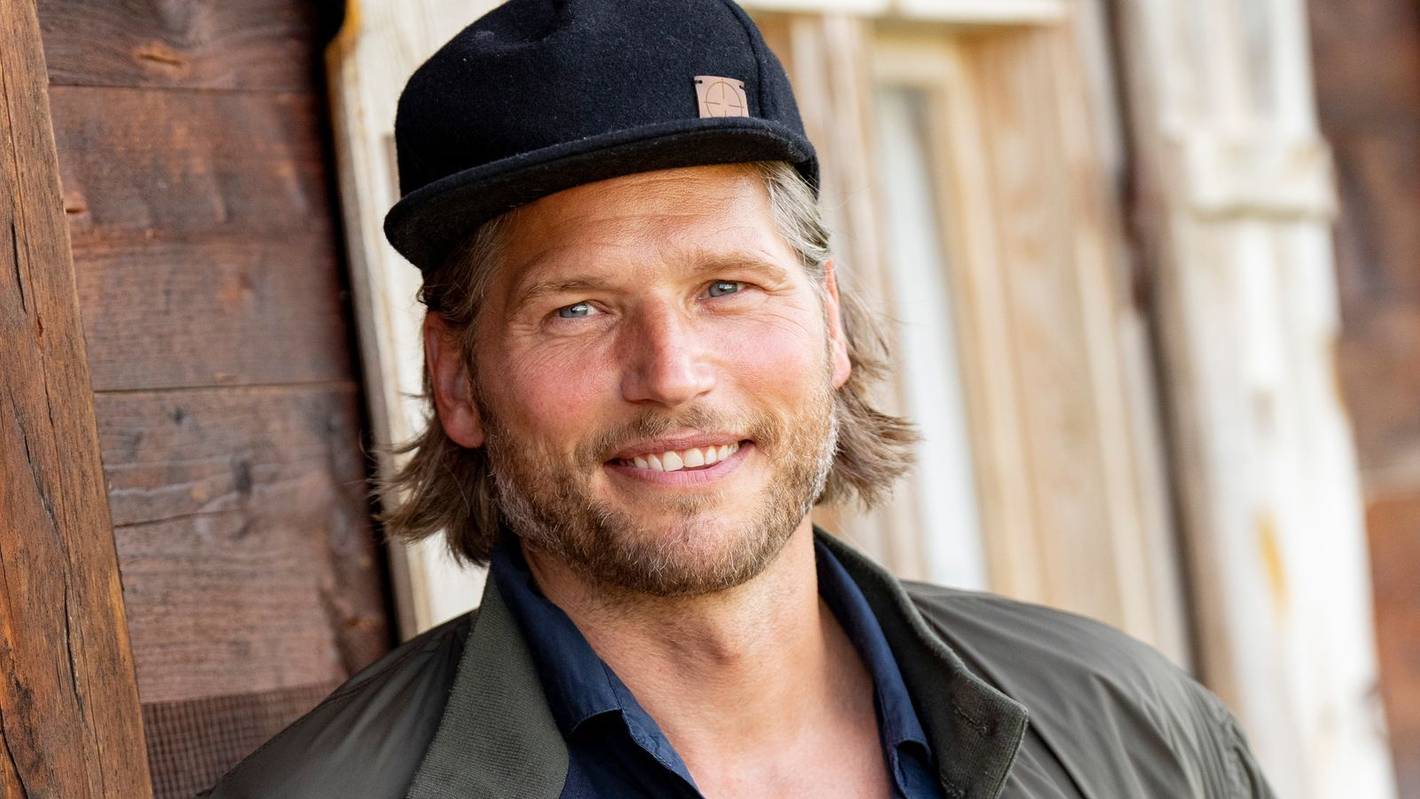 Für seinen Job ist „Bergretter“-Schauspieler Sebastian Ströbel viel unterwegs. Trotzdem hat immer die Familie Vorrang, verrät er im Interview. (Bild: 2022 Getty Images/Marc Conzelmann)