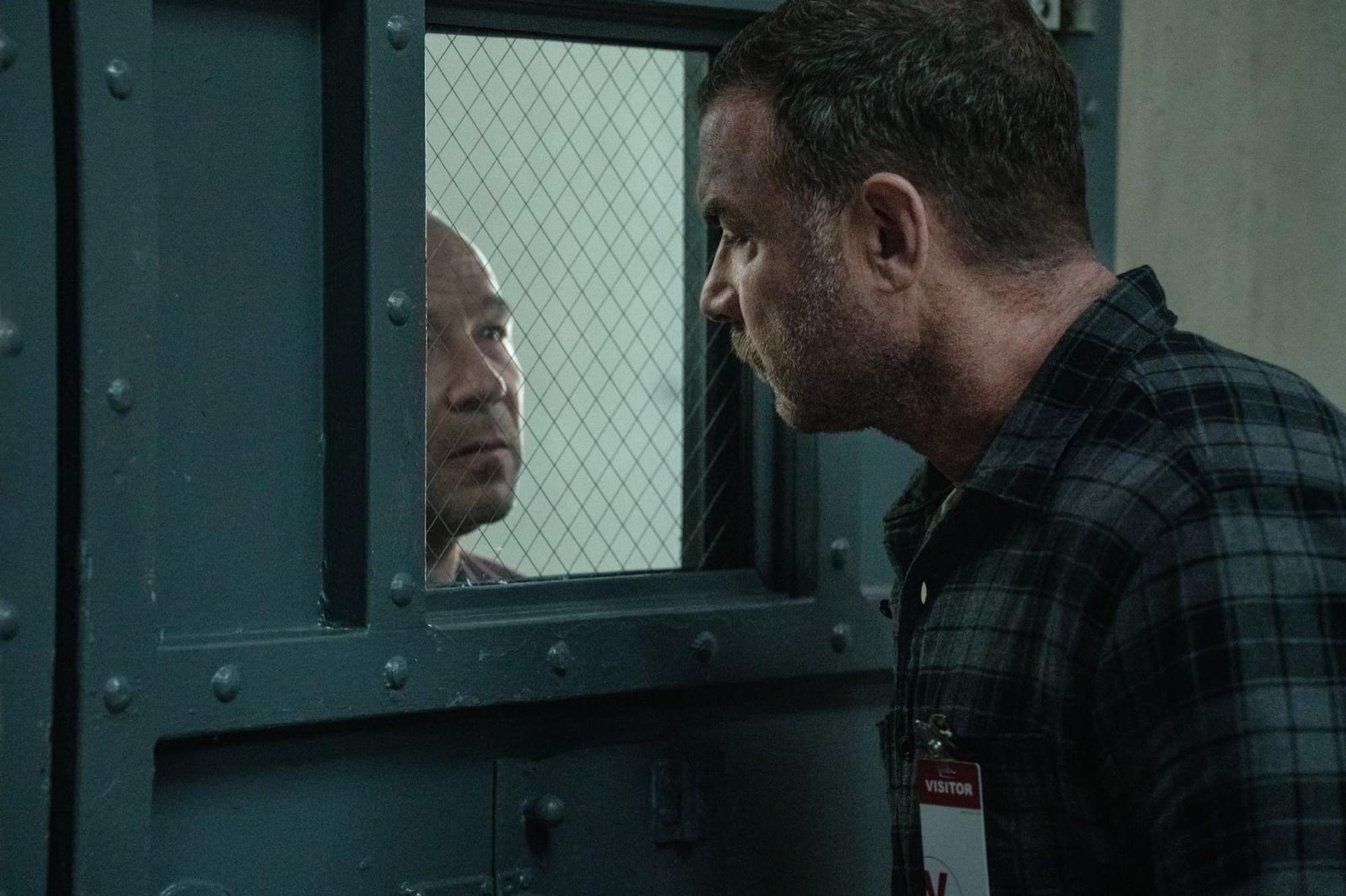 Wie gefährlich Jurek Walter (Stephen Graham, links) ist, hat Ermittler Jonah Lynn (Liev Schreiber) bereits in seinem nahen Umfeld erfahren müssen. (Bild: Apple TV / Dennis P. Mong Jr.)