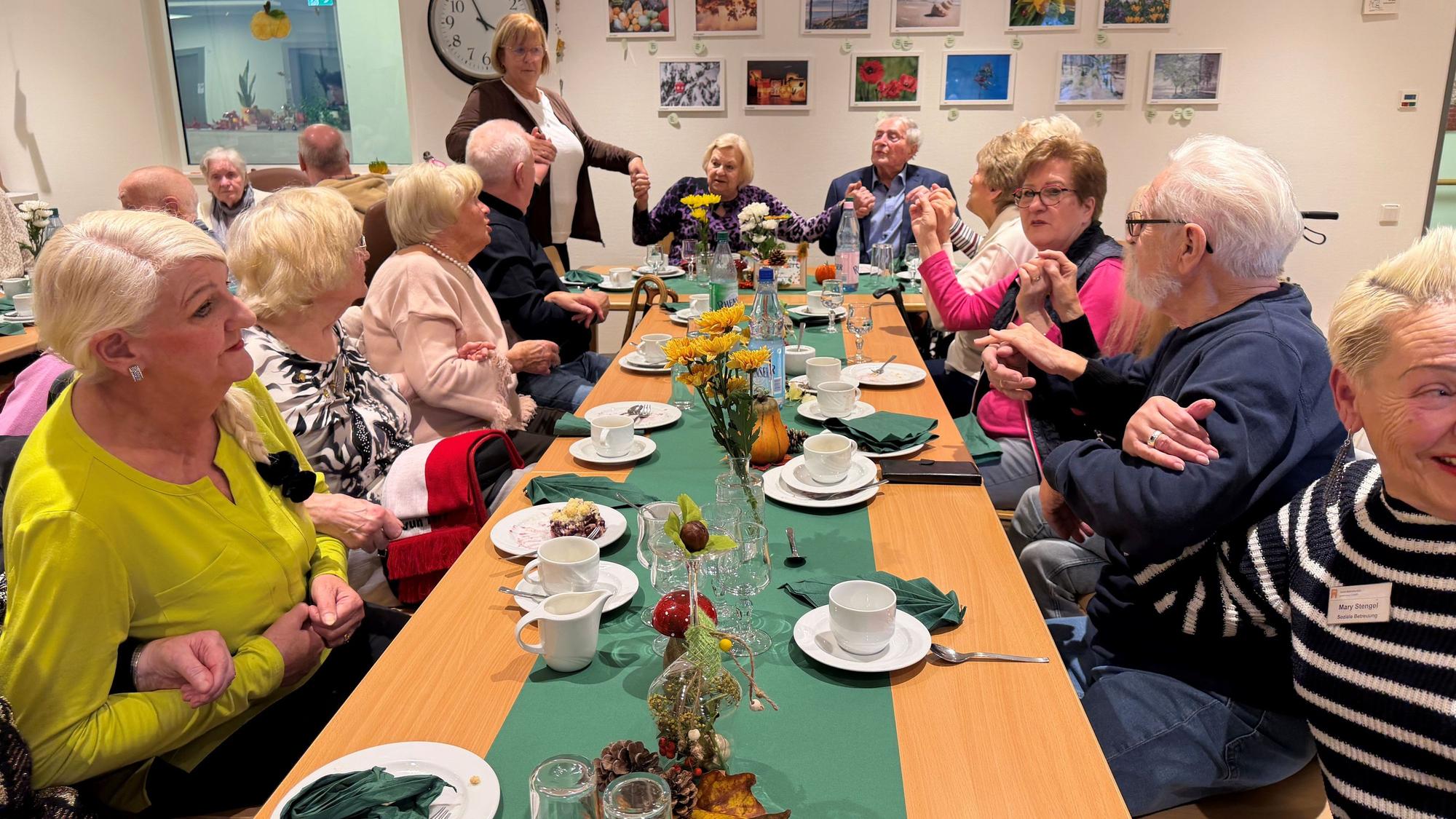 Der Ludwig-Sebus-Fanclub schunkelt gemeinsam.