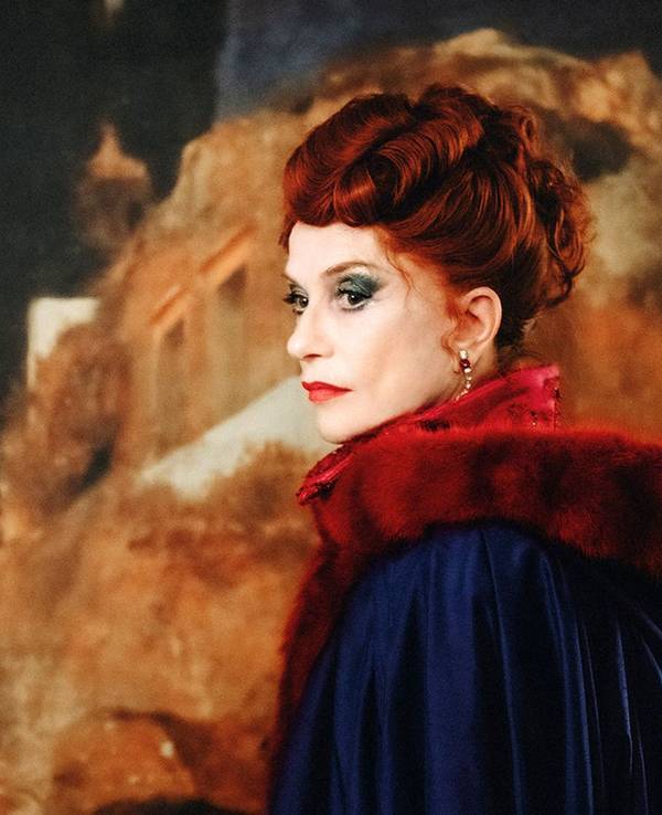 „Die Blutgräfin“, die neueste Kino-Adaption des Stoffs, nimmt den grausigen Kult mit Humor. Isabelle Huppert spielt in der Horror-Komödie die Titelfigur. (Bild: Neue Visionen Filmverleih/Vernonique Kolber)