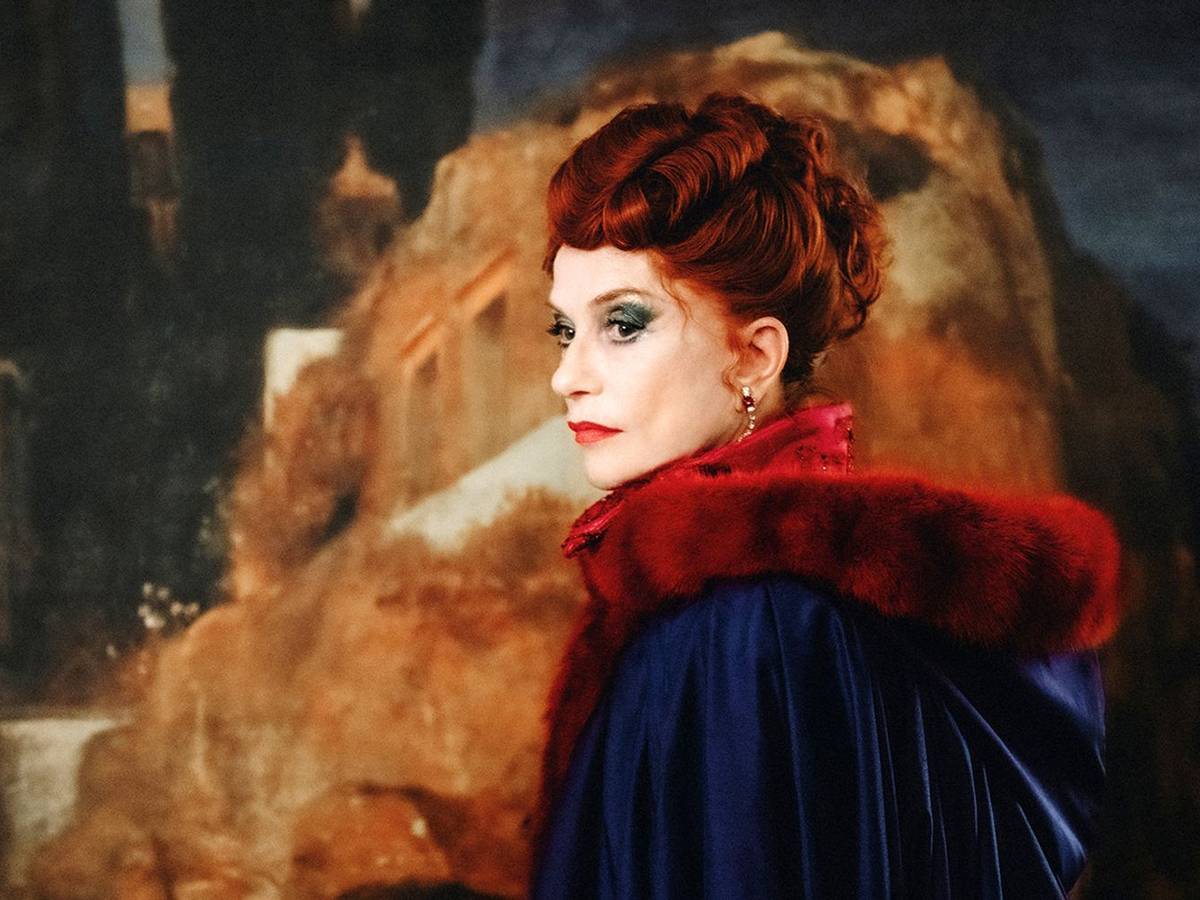 „Die Blutgräfin“, die neueste Kino-Adaption des Stoffs, nimmt den grausigen Kult mit Humor. Isabelle Huppert spielt in der Horror-Komödie die Titelfigur. (Bild: Neue Visionen Filmverleih/Vernonique Kolber)