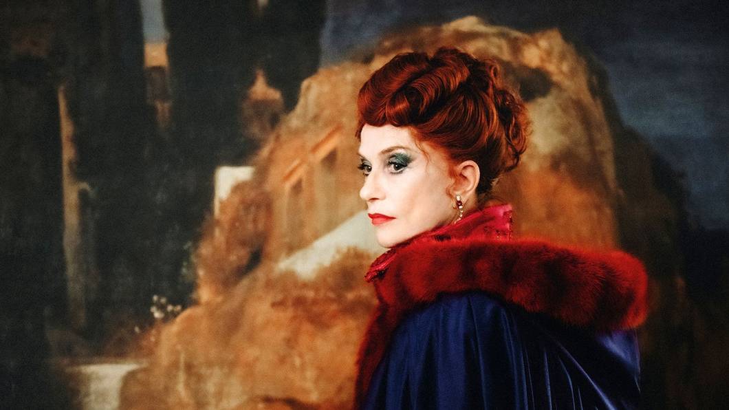 „Die Blutgräfin“, die neueste Kino-Adaption des Stoffs, nimmt den grausigen Kult mit Humor. Isabelle Huppert spielt in der Horror-Komödie die Titelfigur. (Bild: Neue Visionen Filmverleih/Vernonique Kolber)