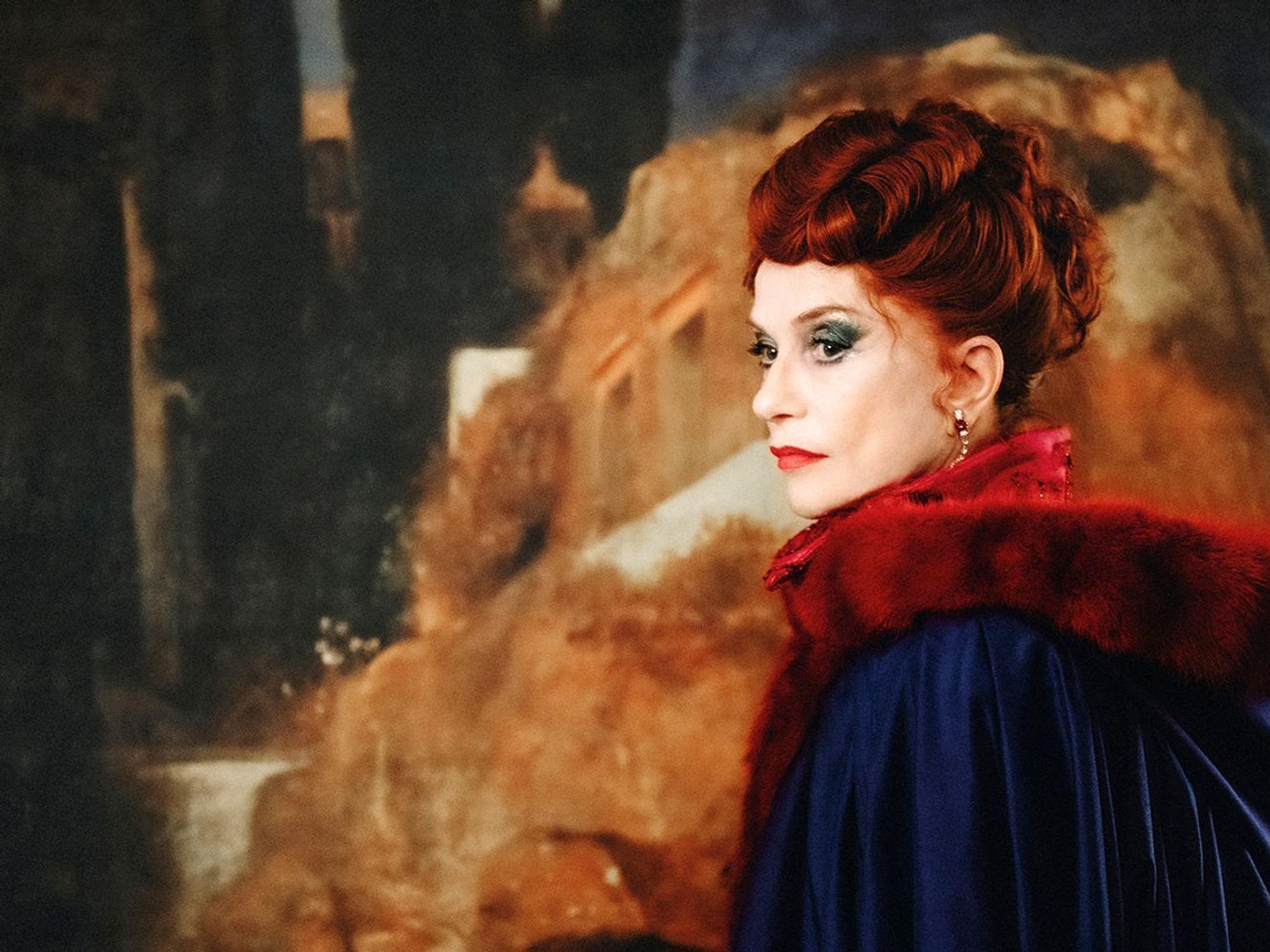 „Die Blutgräfin“, die neueste Kino-Adaption des Stoffs, nimmt den grausigen Kult mit Humor. Isabelle Huppert spielt in der Horror-Komödie die Titelfigur. (Bild: Neue Visionen Filmverleih/Vernonique Kolber)