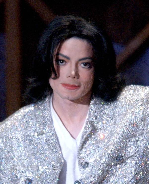 Im Januar 2002 wurde Michael Jackson bei den Annual American Music Awards als „Performer des Jahrhunderts“ ausgezeichnet. Sein zwei Monate zuvor erschienenes Comeback-Album war jedoch gefloppt. (Bild: Vince Bucci/Getty Images)