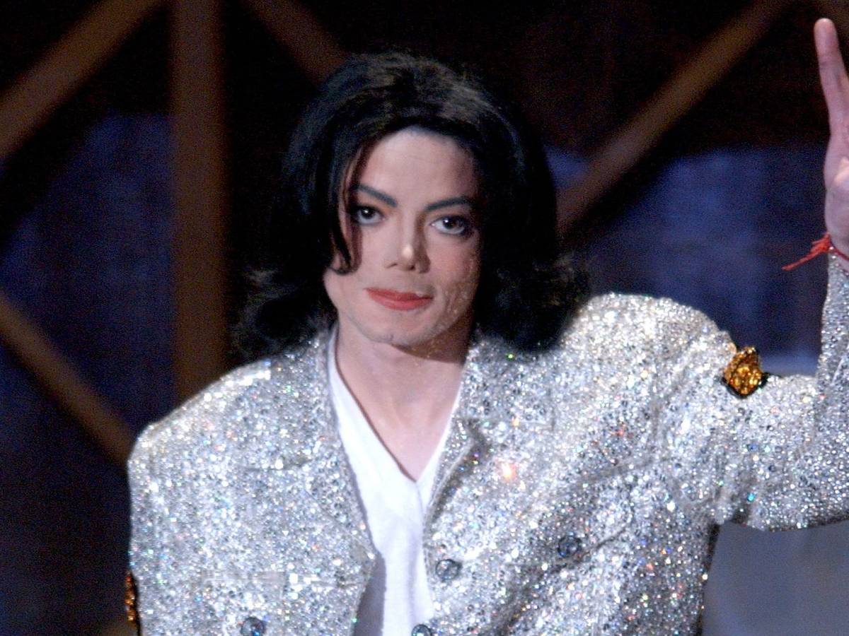 Im Januar 2002 wurde Michael Jackson bei den Annual American Music Awards als „Performer des Jahrhunderts“ ausgezeichnet. Sein zwei Monate zuvor erschienenes Comeback-Album war jedoch gefloppt. (Bild: Vince Bucci/Getty Images)