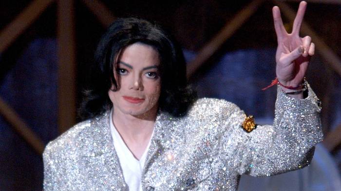 Im Januar 2002 wurde Michael Jackson bei den Annual American Music Awards als „Performer des Jahrhunderts“ ausgezeichnet. Sein zwei Monate zuvor erschienenes Comeback-Album war jedoch gefloppt. (Bild: Vince Bucci/Getty Images)