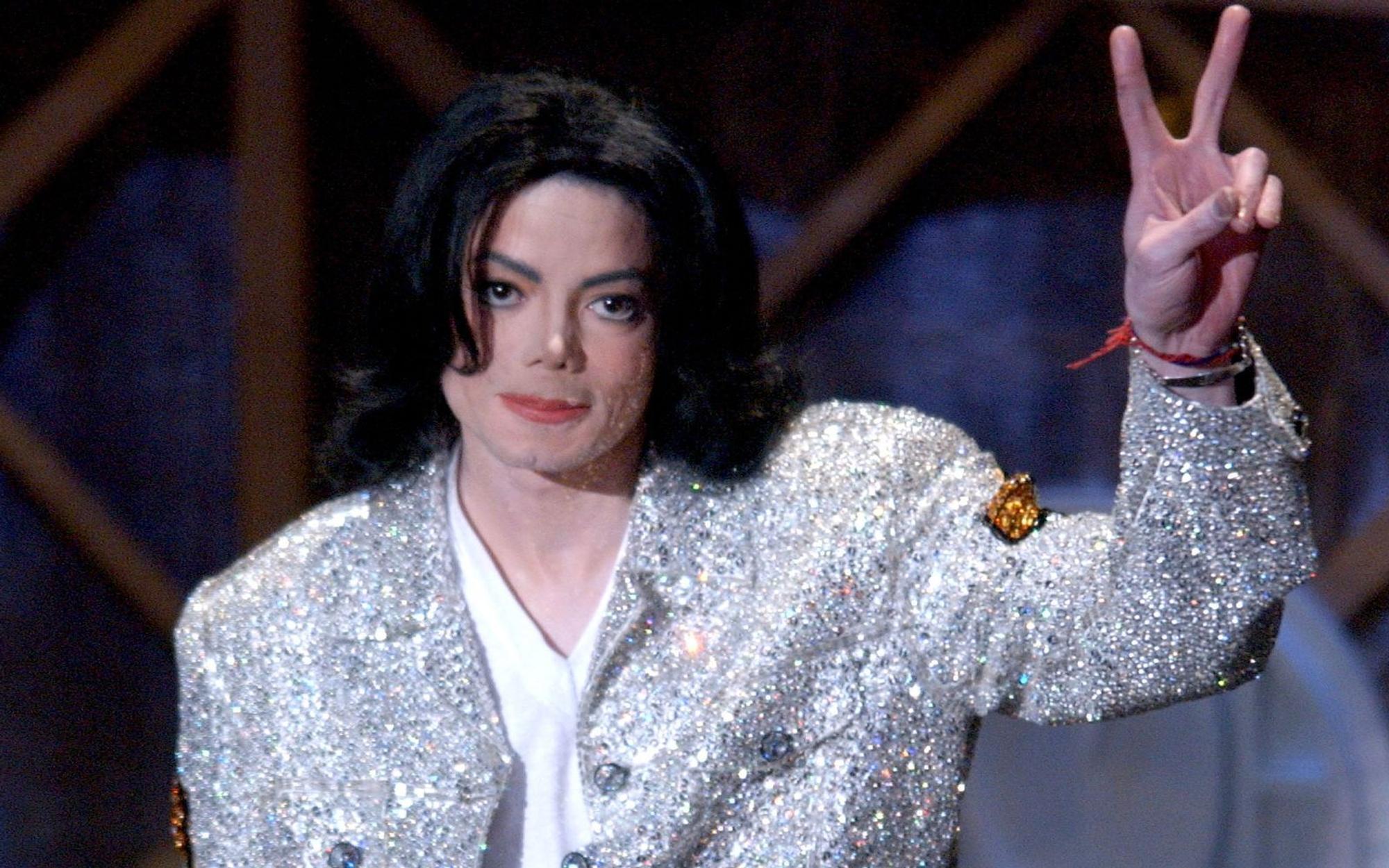 Im Januar 2002 wurde Michael Jackson bei den Annual American Music Awards als „Performer des Jahrhunderts“ ausgezeichnet. Sein zwei Monate zuvor erschienenes Comeback-Album war jedoch gefloppt. (Bild: Vince Bucci/Getty Images)