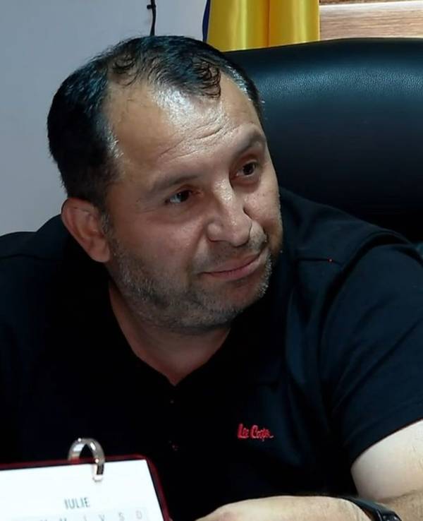 Zobar-Marian Cutitaru, Vizebürgermeister der rumänischen Ortschaft Bărbulești, hilft rumänischen Großfamilien beim Umzug nach Deutschland. (Bild: MDR)