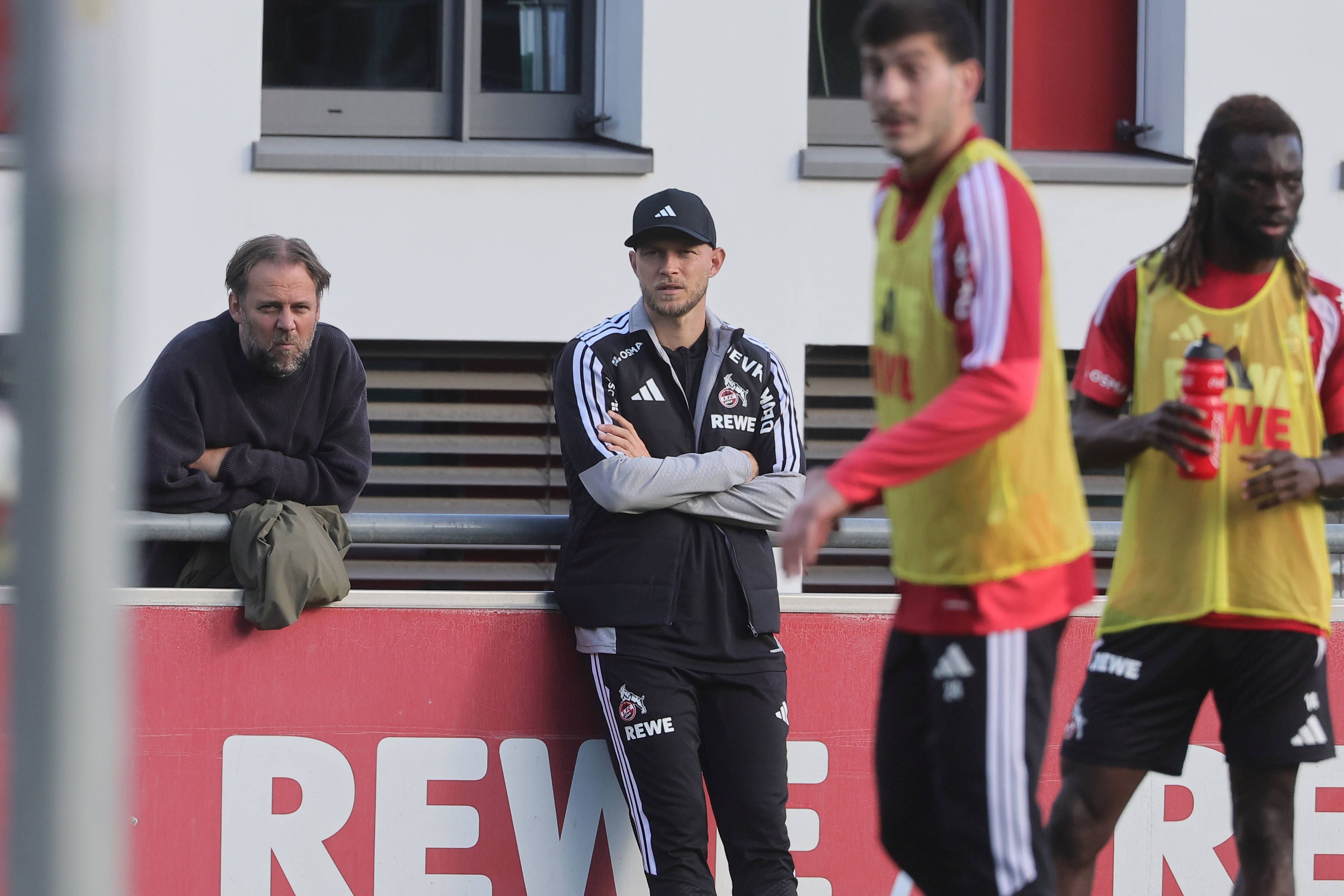 Kaderplaner Tim Steidten und Trainer René Wagner beim Training des 1. FC Köln.