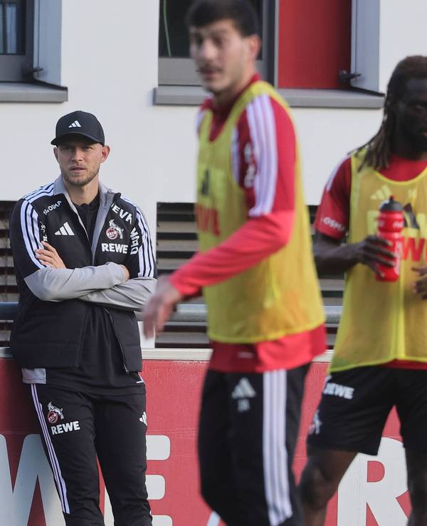 Kaderplaner Tim Steidten und Trainer René Wagner beim Training des 1. FC Köln.