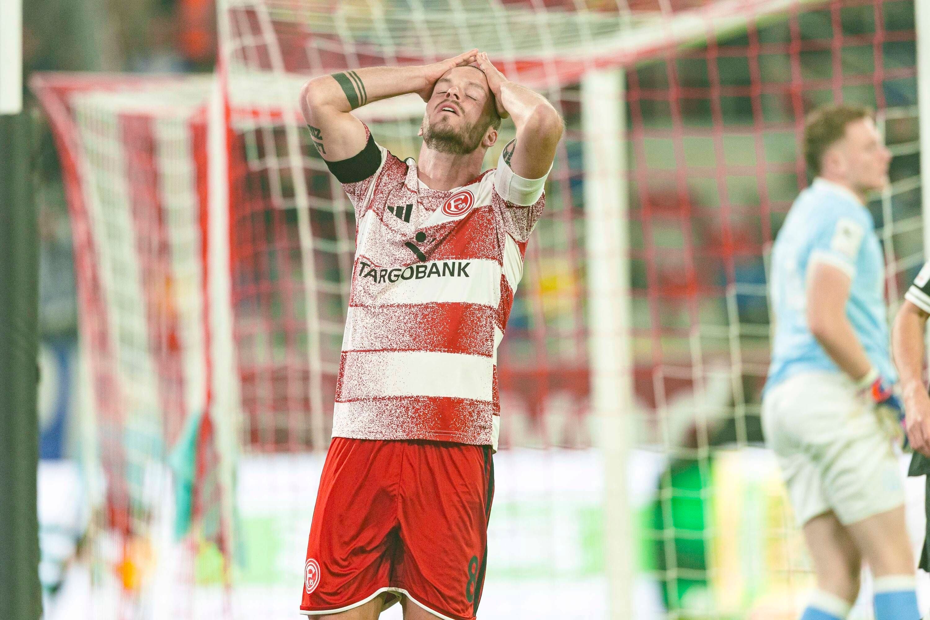 Jorrit Hendrix ärgert sich über eine vergebene Chance.