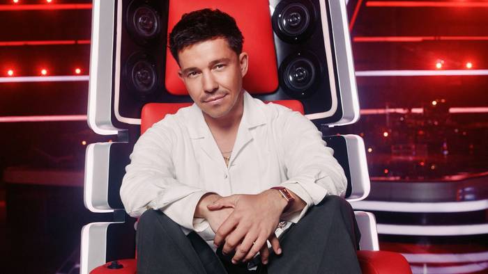Nico Santos, derzeit auch als Coach bei „The Voice of Germany“ zu sehen, veröffentlicht mit „POV“ ein neues Album. (Bild: Joyn/Christoph Köstlin)