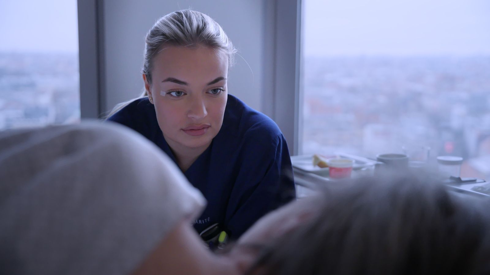 Der Tod eines Patienten nimmt Pflegefachfrau Emilia mit.
 (Bild: ZDF/Gundula Krause)