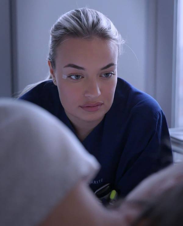 Der Tod eines Patienten nimmt Pflegefachfrau Emilia mit.
(Bild: ZDF/Gundula Krause)