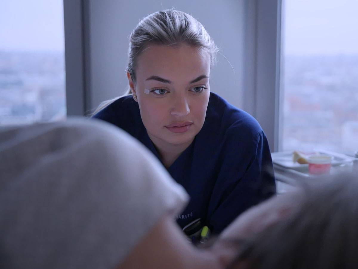 Der Tod eines Patienten nimmt Pflegefachfrau Emilia mit.
(Bild: ZDF/Gundula Krause)