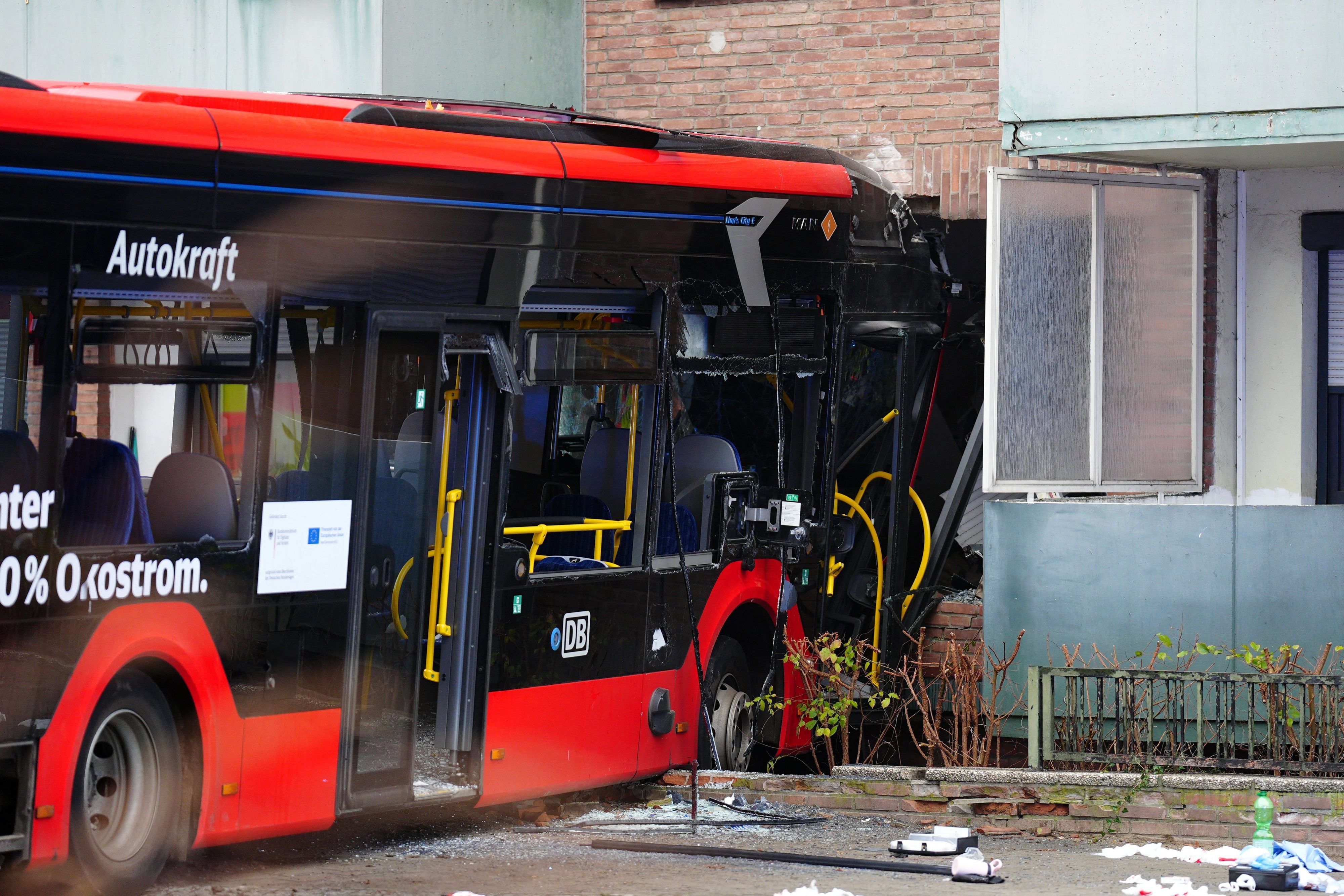 Der Schulbus mit rund 20 Kindern an Bord krachte  am Morgen in Bad Oldesloe in Schleswig-Holstein gegen eine Hauswand.