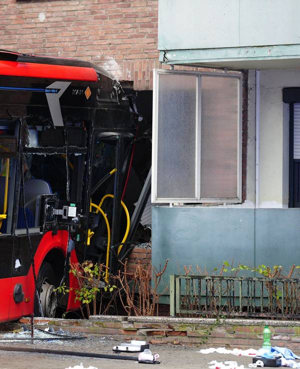 Der Schulbus mit rund 20 Kindern an Bord krachte am Morgen in Bad Oldesloe in Schleswig-Holstein gegen eine Hauswand.