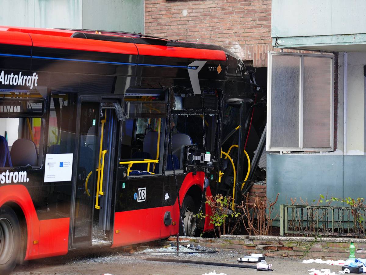 Der Schulbus mit rund 20 Kindern an Bord krachte am Morgen in Bad Oldesloe in Schleswig-Holstein gegen eine Hauswand.