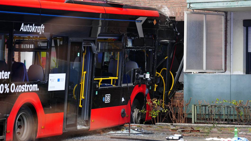 Der Schulbus mit rund 20 Kindern an Bord krachte am Morgen in Bad Oldesloe in Schleswig-Holstein gegen eine Hauswand.