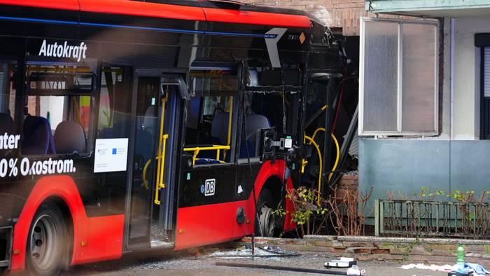 Der Schulbus mit rund 20 Kindern an Bord krachte am Morgen in Bad Oldesloe in Schleswig-Holstein gegen eine Hauswand.
