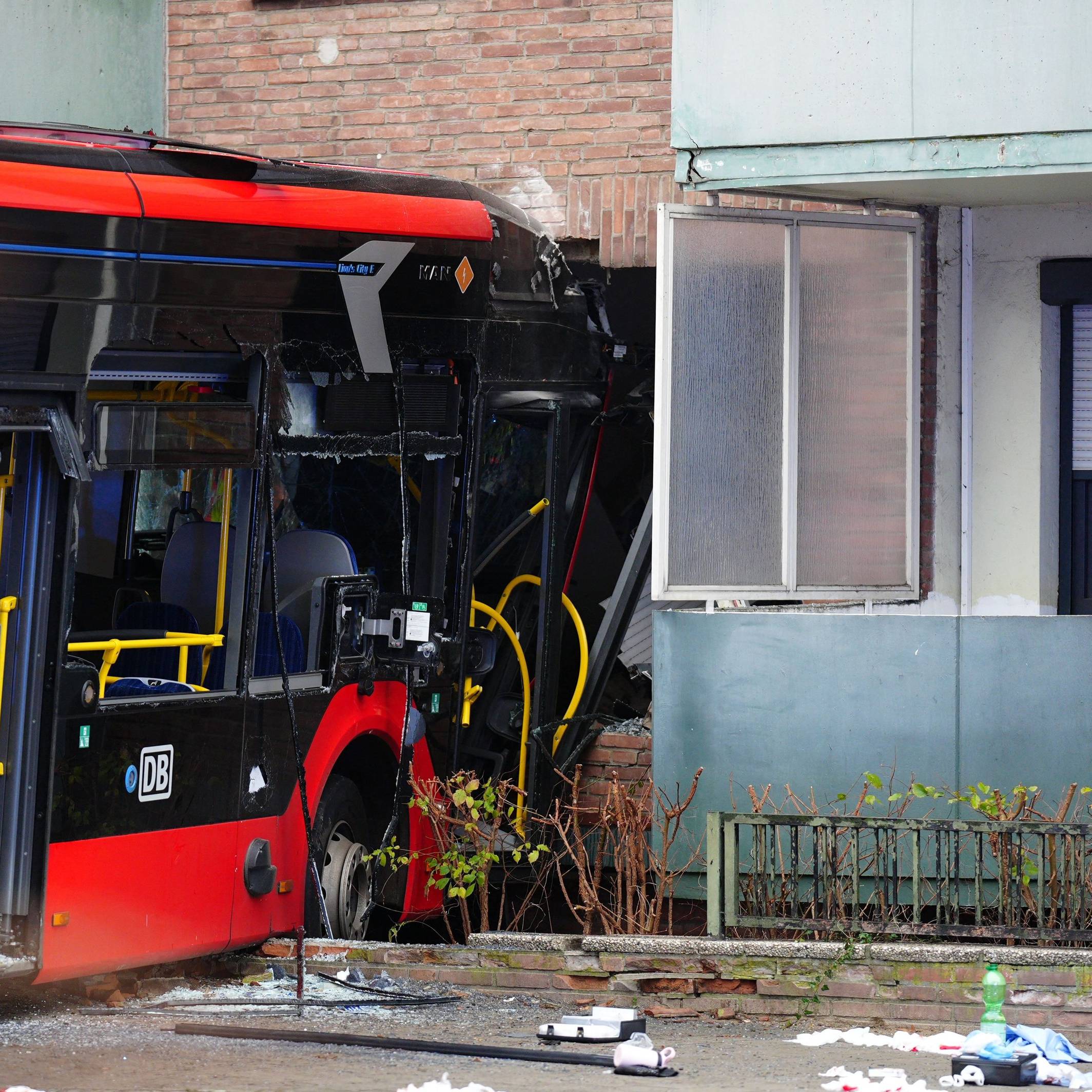 Der Schulbus mit rund 20 Kindern an Bord krachte am Morgen in Bad Oldesloe in Schleswig-Holstein gegen eine Hauswand.