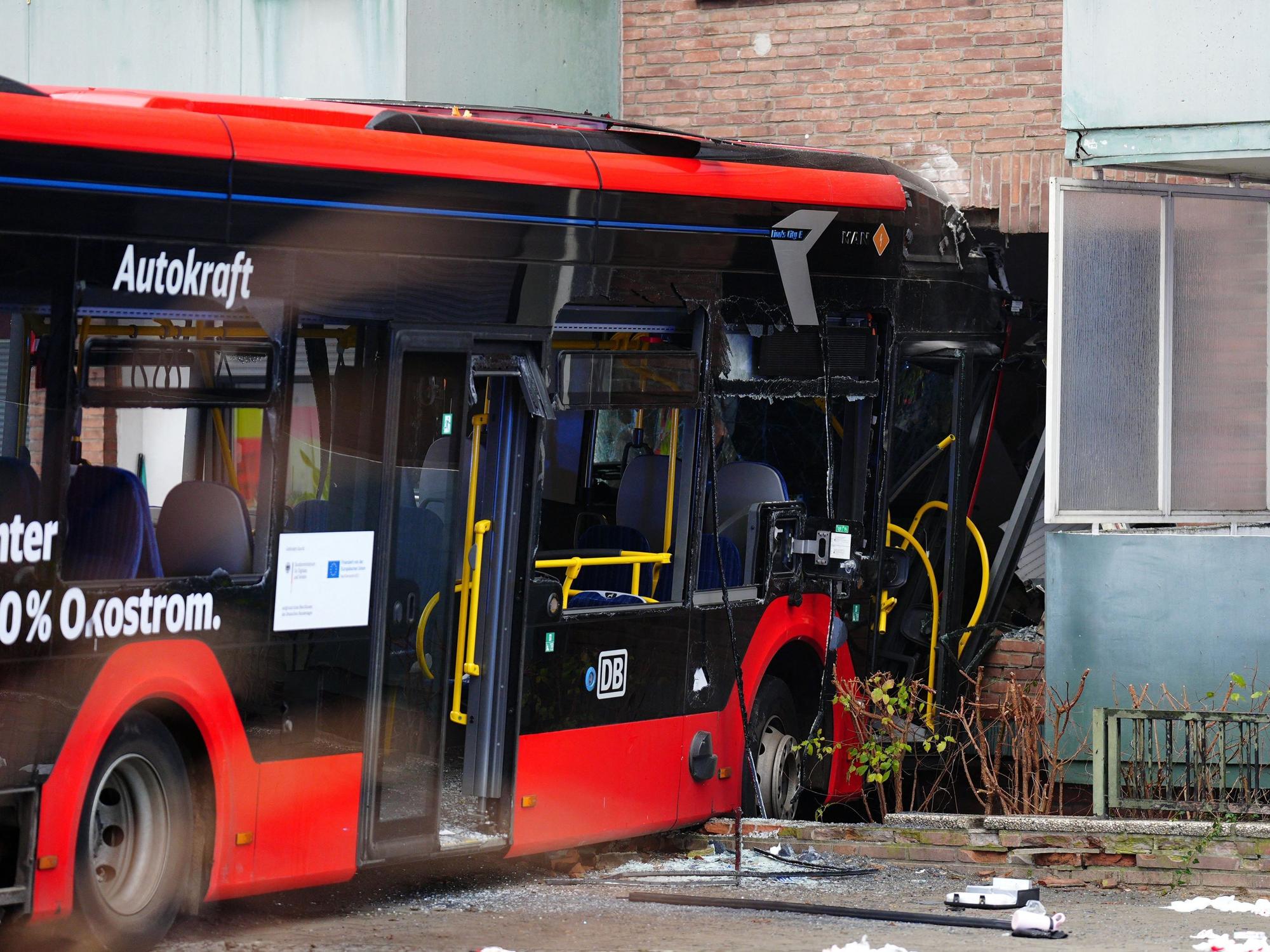 Der Schulbus mit rund 20 Kindern an Bord krachte am Morgen in Bad Oldesloe in Schleswig-Holstein gegen eine Hauswand.