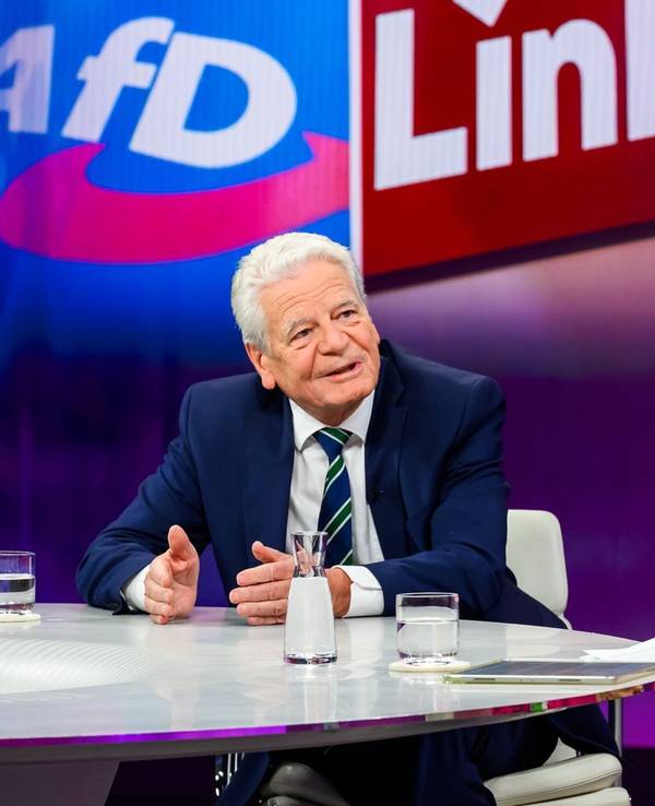 „Das gefällt mir nicht, um es deutlich zu sagen, aber ich sehe das als gebotenen Weg an“, sagt Altbundespräsident Joachim Gauck am Donnerstagabend bei „Maybrit Illner“ über die mögliche Links-geführte Regierung in Berlin. „Es ist das Wählervotum hier erst mal das, was uns die Richtung vorgibt.“ (Bild: ZDF/Svea Pietschmann)