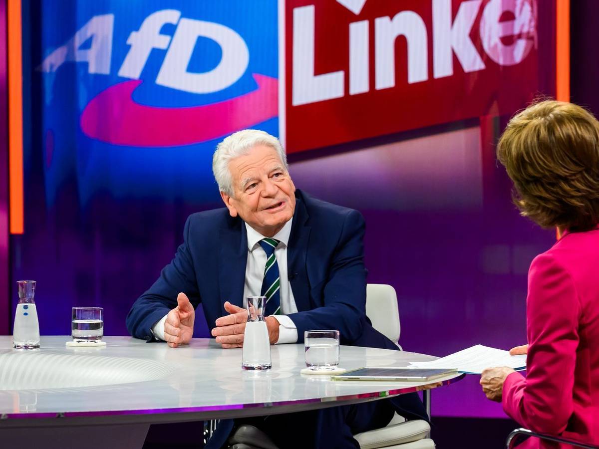 „Das gefällt mir nicht, um es deutlich zu sagen, aber ich sehe das als gebotenen Weg an“, sagt Altbundespräsident Joachim Gauck am Donnerstagabend bei „Maybrit Illner“ über die mögliche Links-geführte Regierung in Berlin. „Es ist das Wählervotum hier erst mal das, was uns die Richtung vorgibt.“ (Bild: ZDF/Svea Pietschmann)