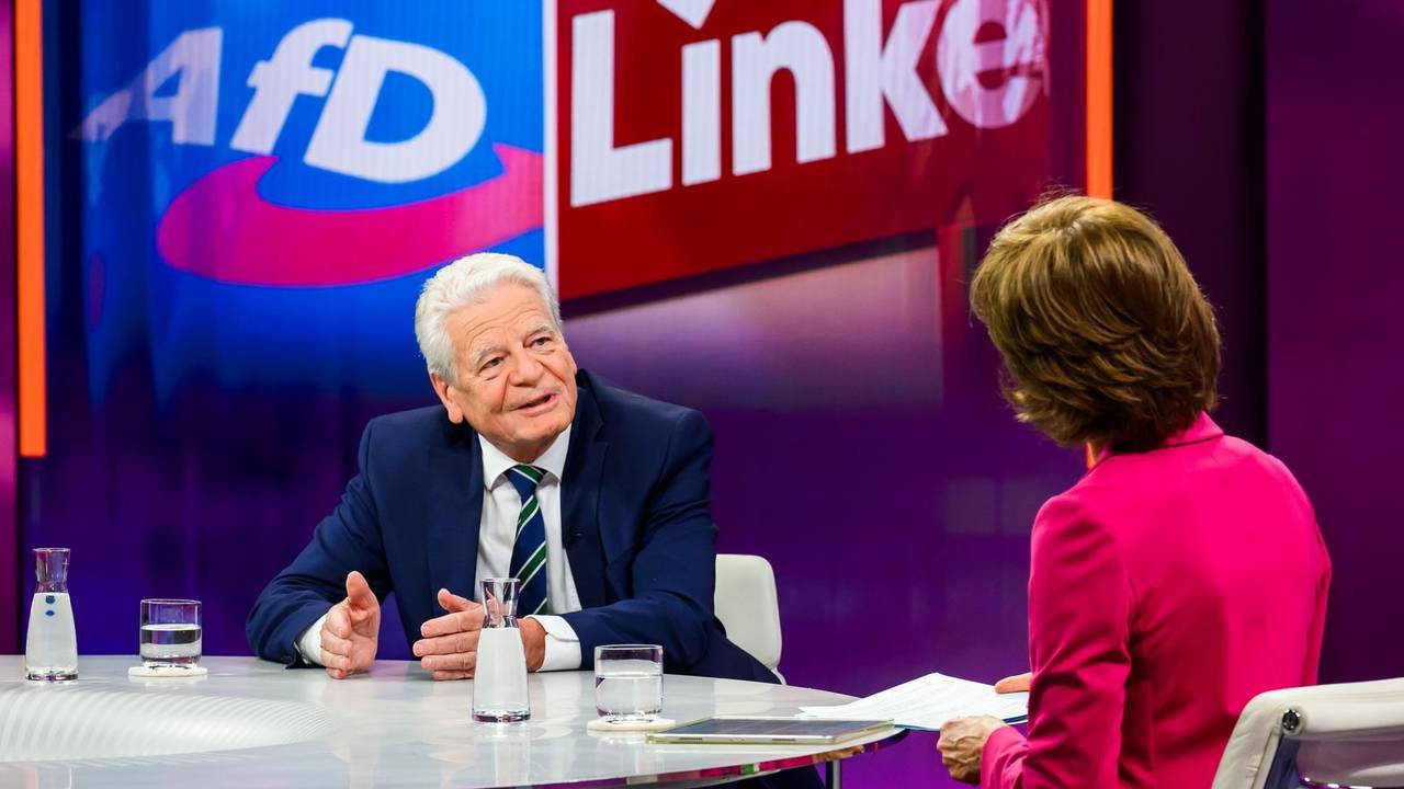 „Das gefällt mir nicht, um es deutlich zu sagen, aber ich sehe das als gebotenen Weg an“, sagt Altbundespräsident Joachim Gauck am Donnerstagabend bei „Maybrit Illner“ über die mögliche Links-geführte Regierung in Berlin. „Es ist das Wählervotum hier erst mal das, was uns die Richtung vorgibt.“ (Bild: ZDF/Svea Pietschmann)
