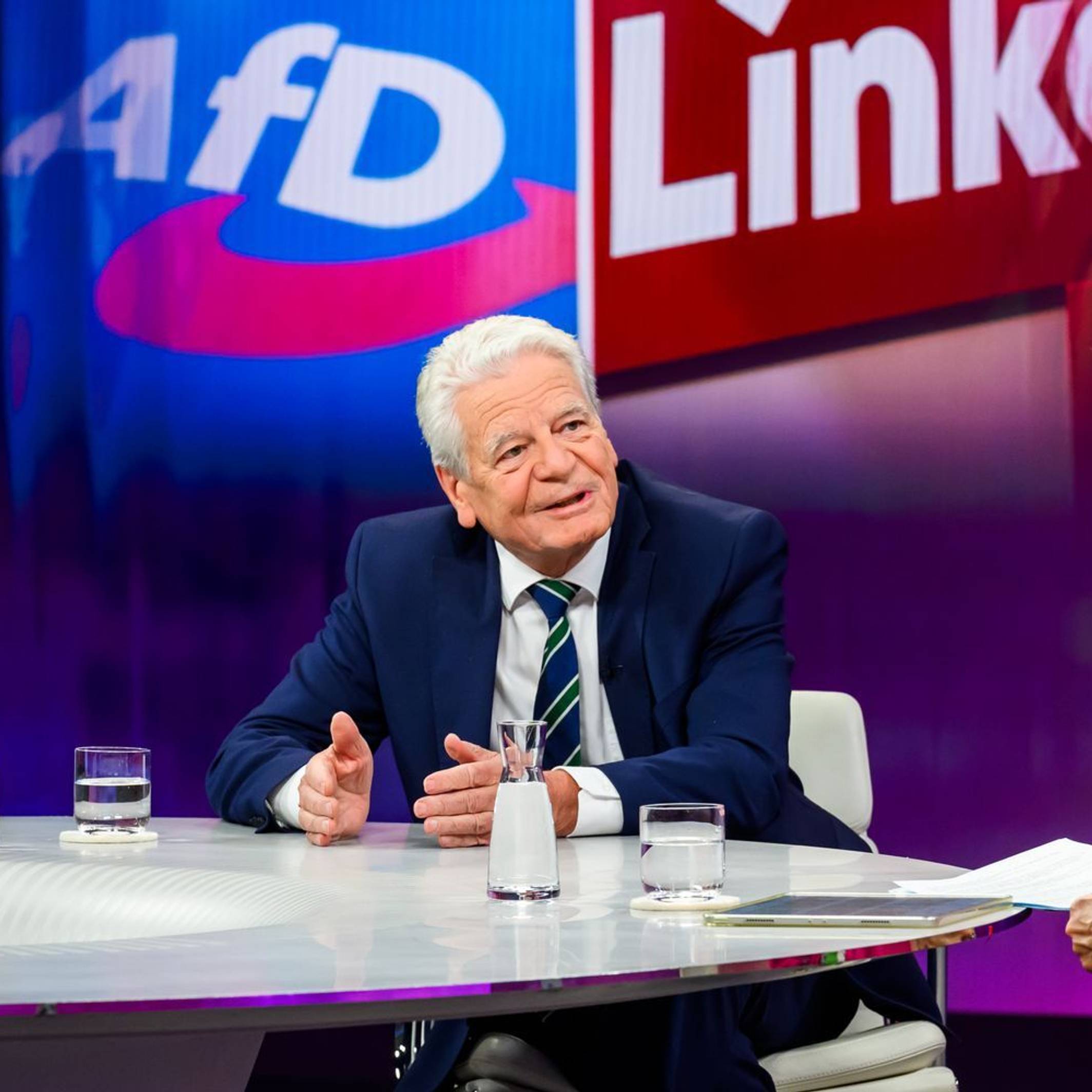 „Das gefällt mir nicht, um es deutlich zu sagen, aber ich sehe das als gebotenen Weg an“, sagt Altbundespräsident Joachim Gauck am Donnerstagabend bei „Maybrit Illner“ über die mögliche Links-geführte Regierung in Berlin. „Es ist das Wählervotum hier erst mal das, was uns die Richtung vorgibt.“ (Bild: ZDF/Svea Pietschmann)