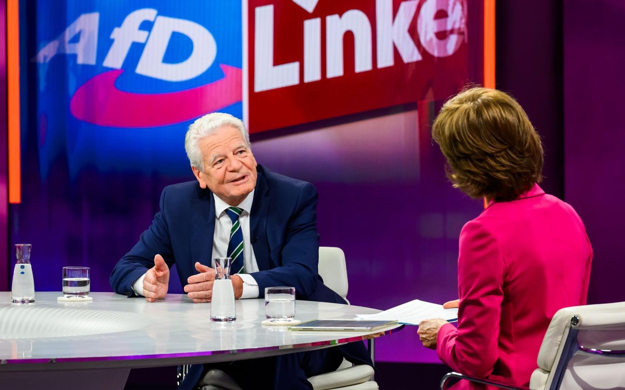 „Das gefällt mir nicht, um es deutlich zu sagen, aber ich sehe das als gebotenen Weg an“, sagt Altbundespräsident Joachim Gauck am Donnerstagabend bei „Maybrit Illner“ über die mögliche Links-geführte Regierung in Berlin. „Es ist das Wählervotum hier erst mal das, was uns die Richtung vorgibt.“ (Bild: ZDF/Svea Pietschmann)