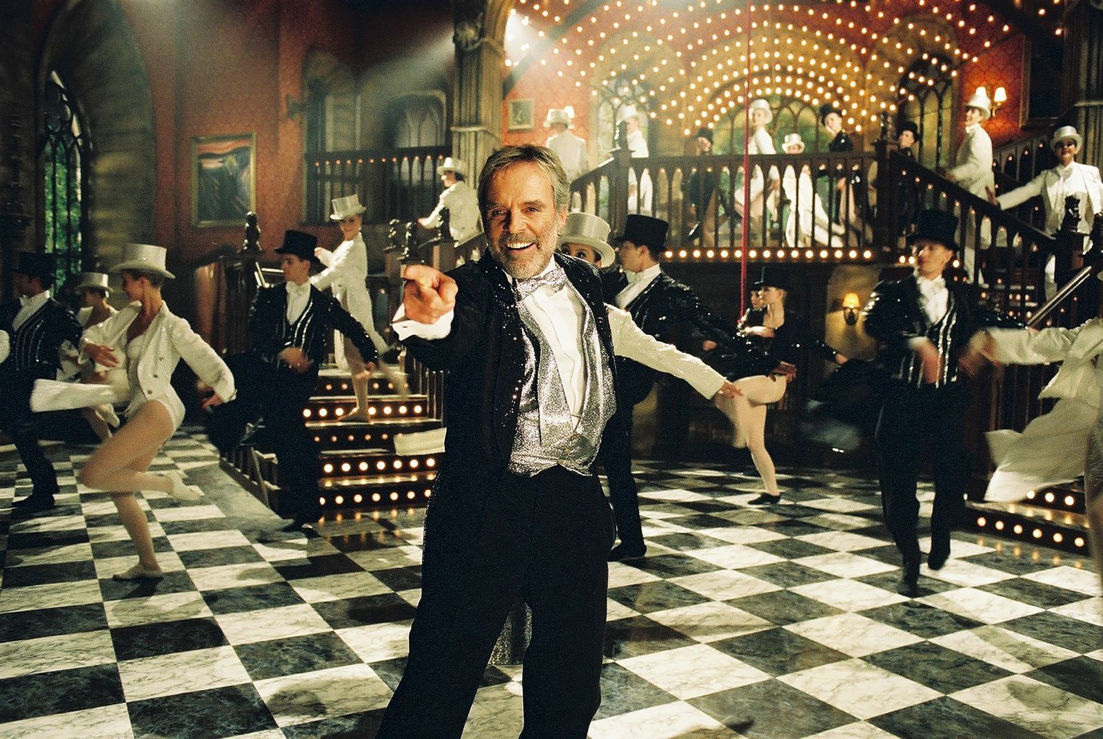 Der dubiose Earl of Cockwood (Thomas Fritsch) züchtet offiziell Möpse. In Wahrheit unterhält er einen regen Handel mit Girl-Groups.  (Bild: RTL / © Constantin Film Verleih GmbH)