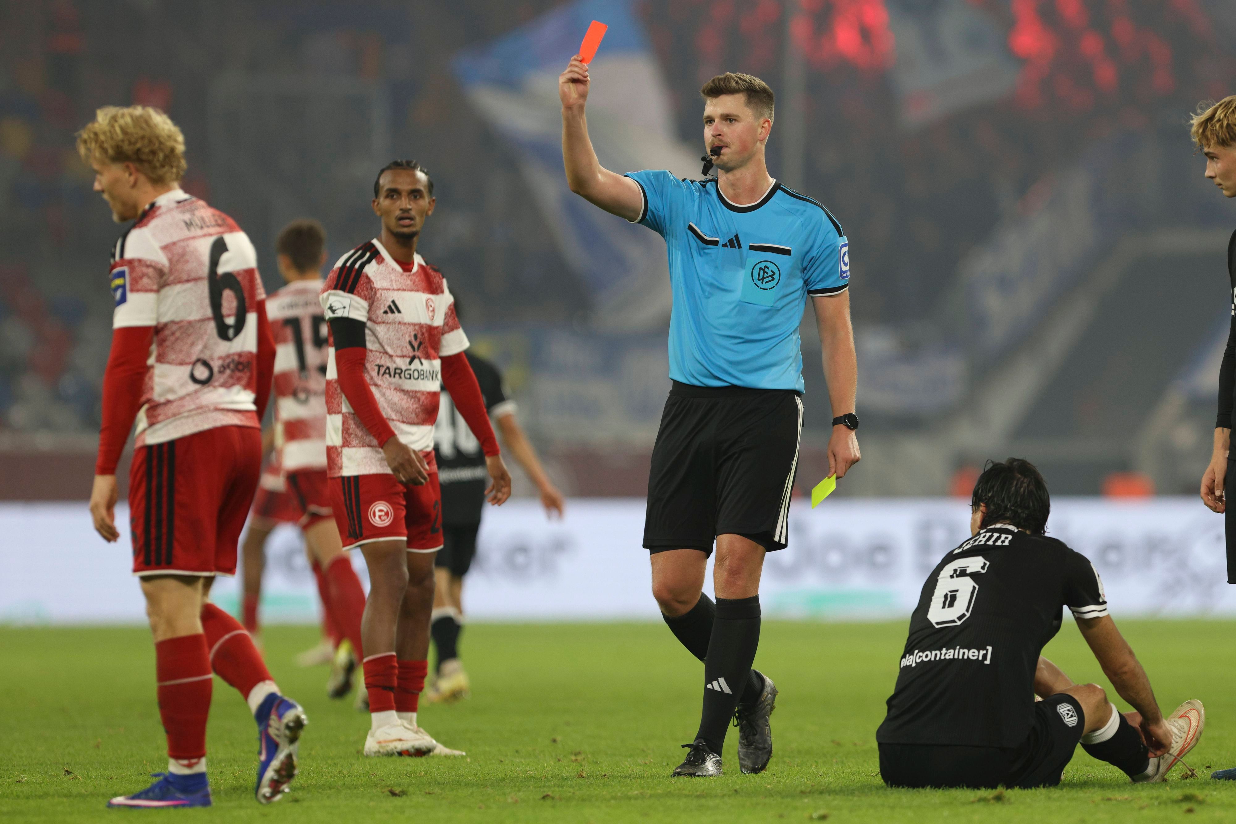 Andreas Müller sieht die Rote Karte und geht gefrustet zur Seite.