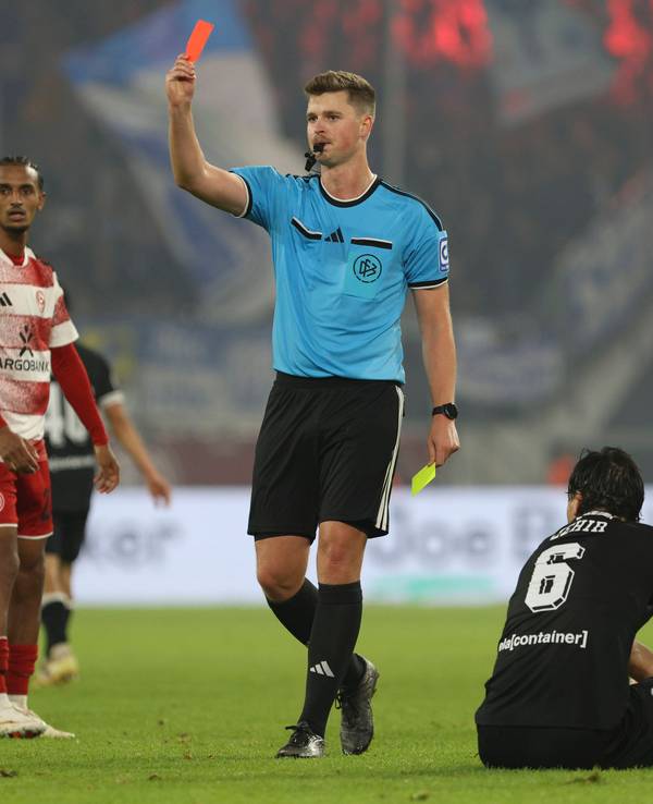 Andreas Müller sieht die Rote Karte und geht gefrustet zur Seite.