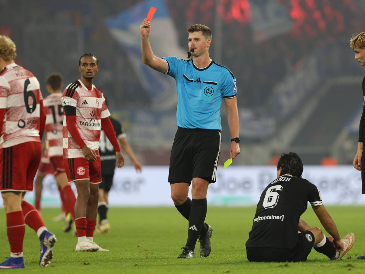 Andreas Müller sieht die Rote Karte und geht gefrustet zur Seite.