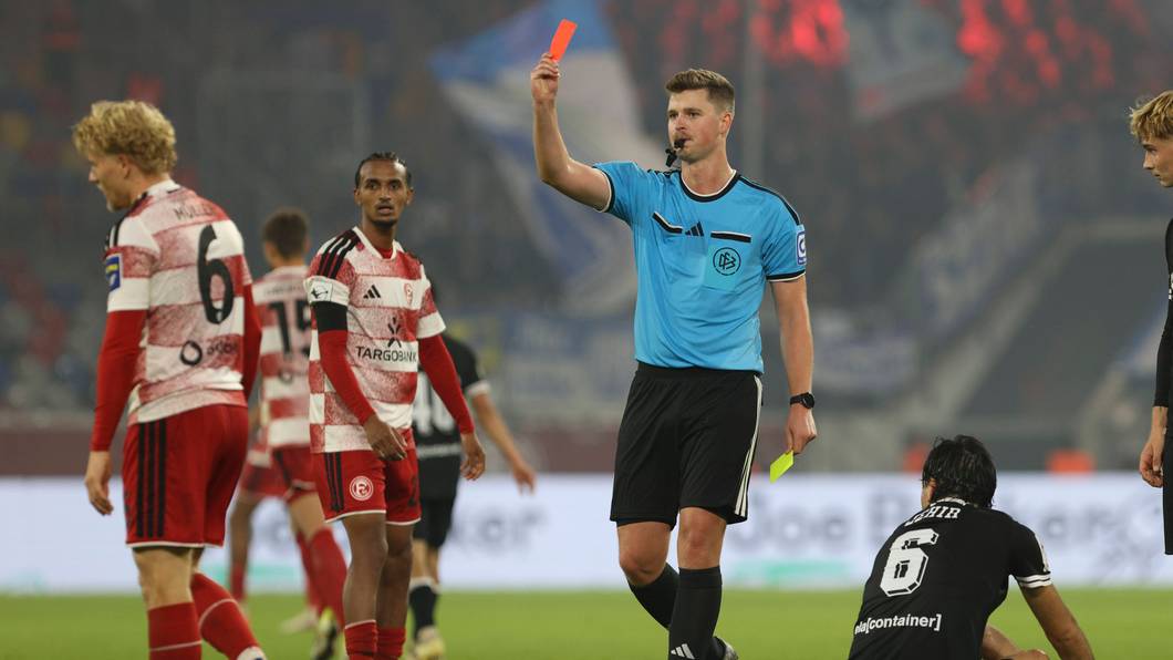 Andreas Müller sieht die Rote Karte und geht gefrustet zur Seite.