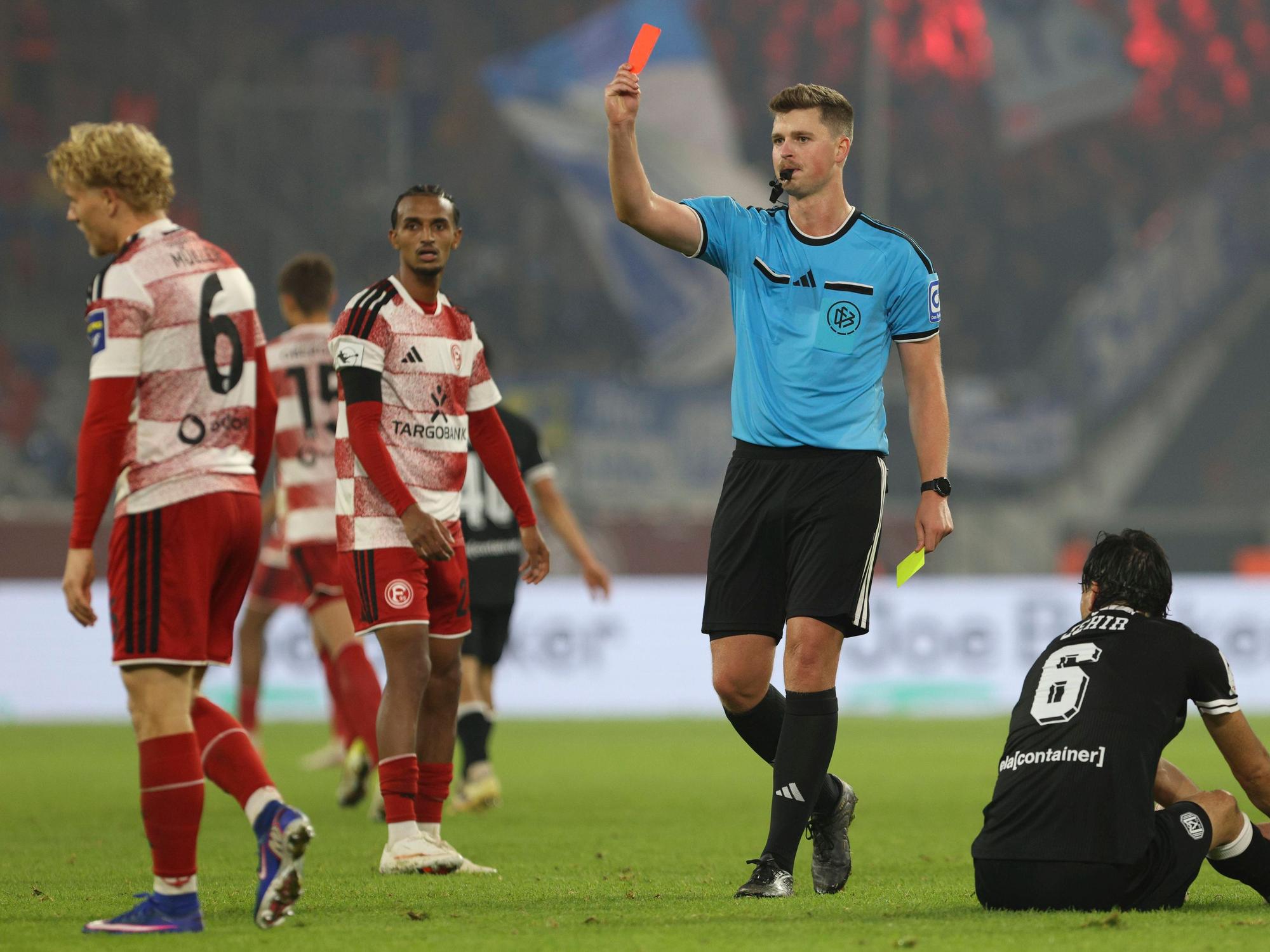Andreas Müller sieht die Rote Karte und geht gefrustet zur Seite.