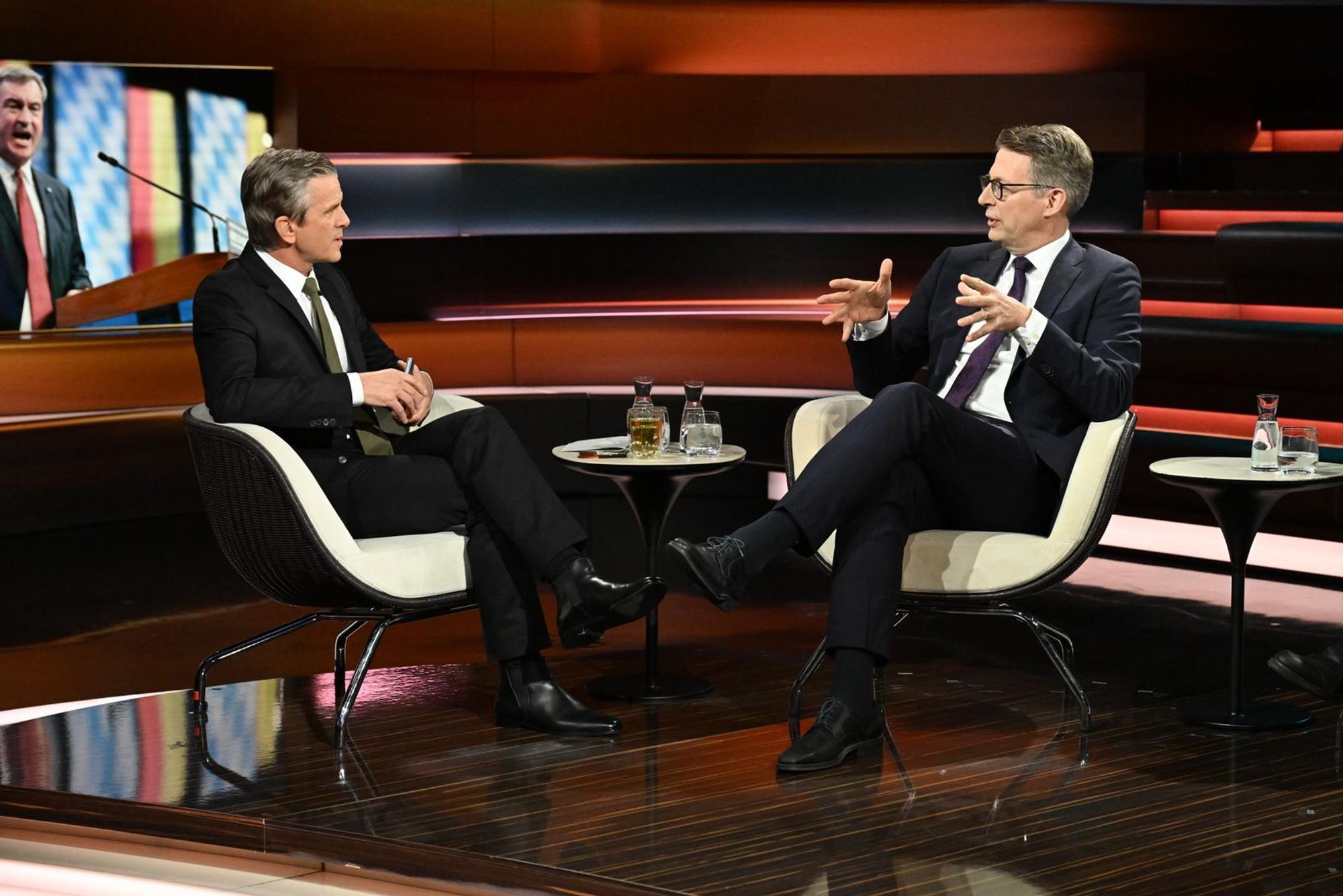 ZDF-Moderator Markus Lanz (links) wollte von CSU-Politiker Markus Blume wissen, warum immer mehr Menschen Parteien wie die AfD und die Linke wählen. (Bild: ZDF / Cornelia Lehmann)