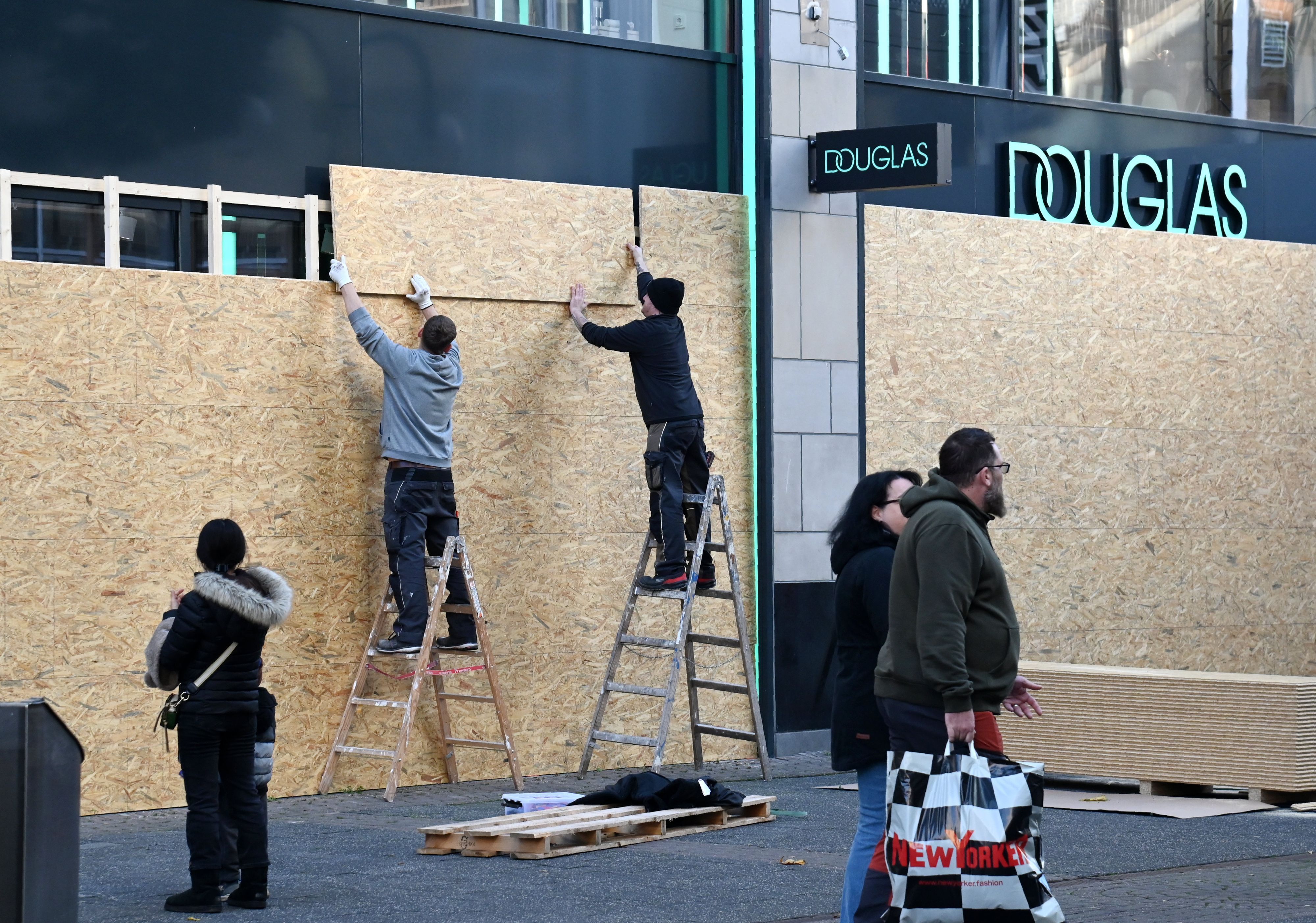 Verschiedene Geschäfte in der City sichern am Freitag (30. Oktober) ihre Schaufenster wegen der Gen-Z-Demo.