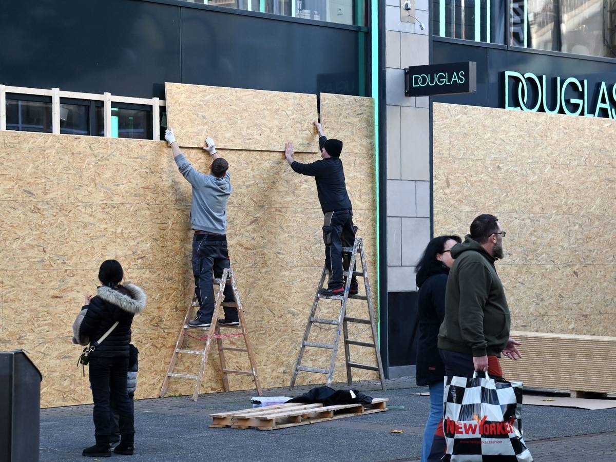 Verschiedene Geschäfte in der City sichern am Freitag (30. Oktober) ihre Schaufenster wegen der Gen-Z-Demo.