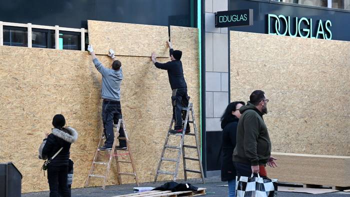 30.10.2026 Köln. Verschiedene Geschäfte in der City sichern ihre Schaufenster wegen der "Gen Z regelt"-Demo am Samstag. Douglas auf der Schildergasse. Foto: Alexander Schwaiger