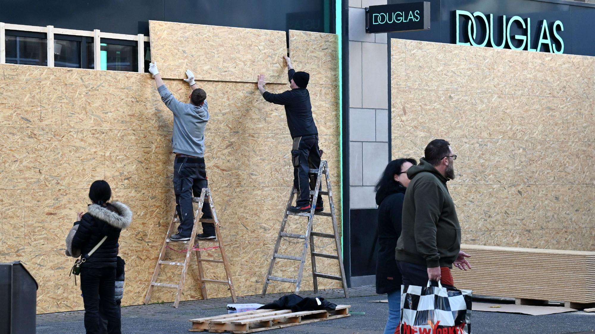 30.10.2026 Köln. Verschiedene Geschäfte in der City sichern ihre Schaufenster wegen der "Gen Z regelt"-Demo am Samstag. Douglas auf der Schildergasse. Foto: Alexander Schwaiger