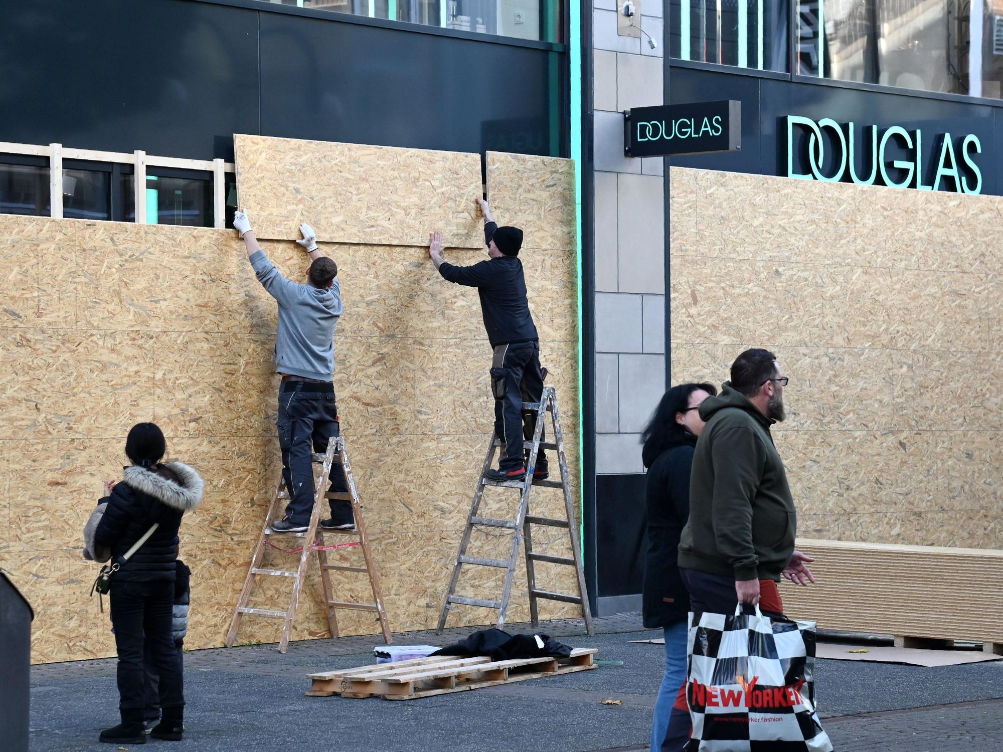 Verschiedene Geschäfte in der City sichern am Freitag (30. Oktober) ihre Schaufenster wegen der Gen-Z-Demo.