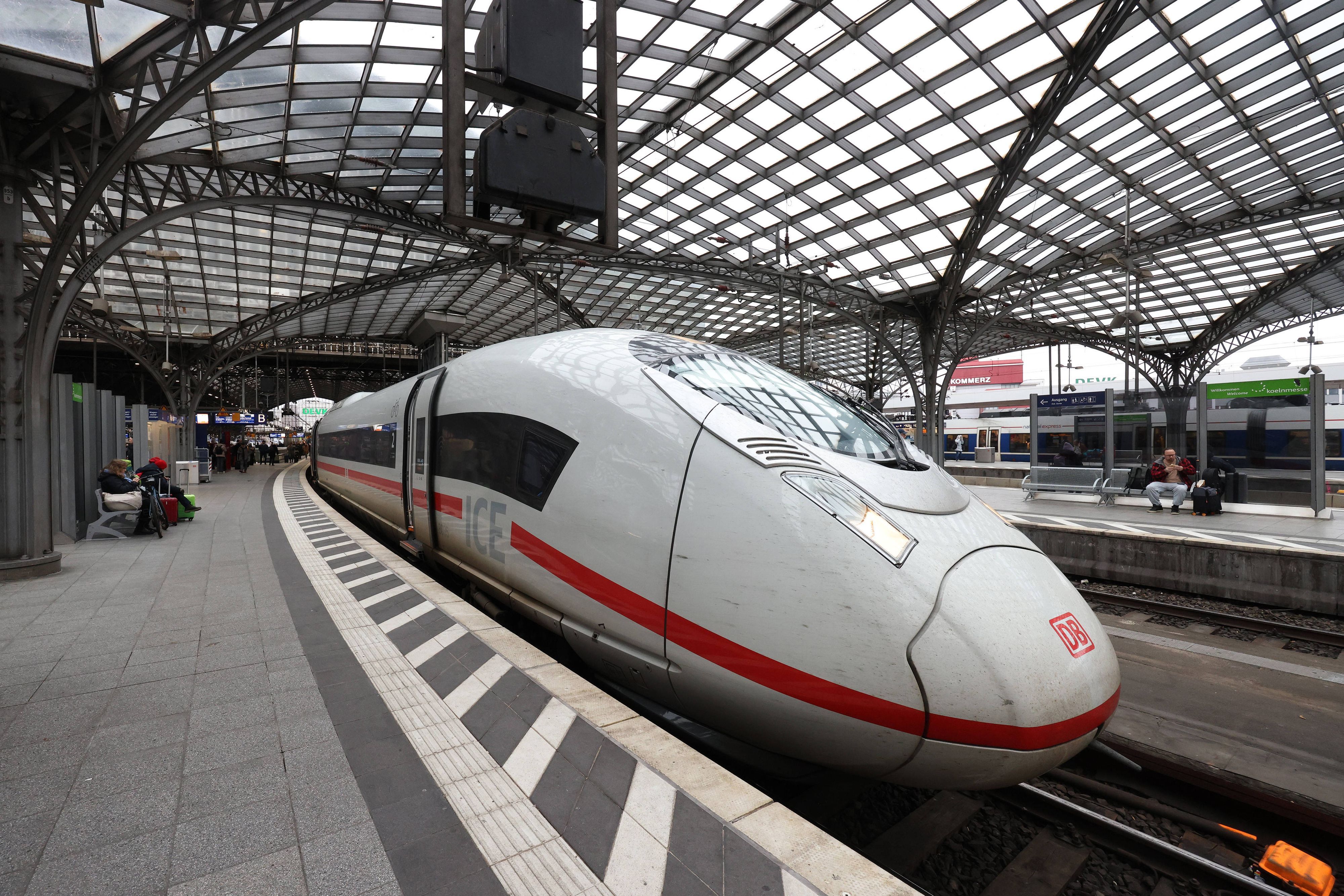 Ein ICE im Hauptbahnhof in Köln.