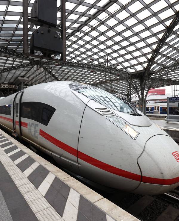 Ein ICE im Hauptbahnhof in Köln.