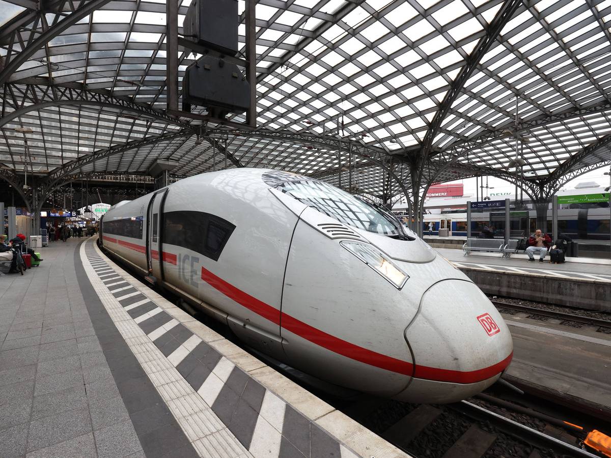 Ein ICE im Hauptbahnhof in Köln.