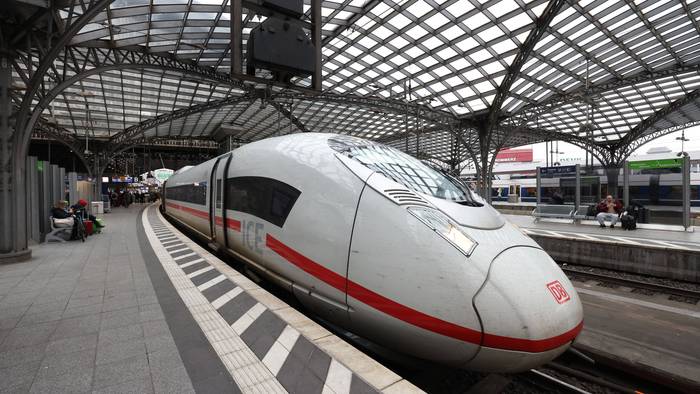 Ein ICE im Hauptbahnhof in Köln.
