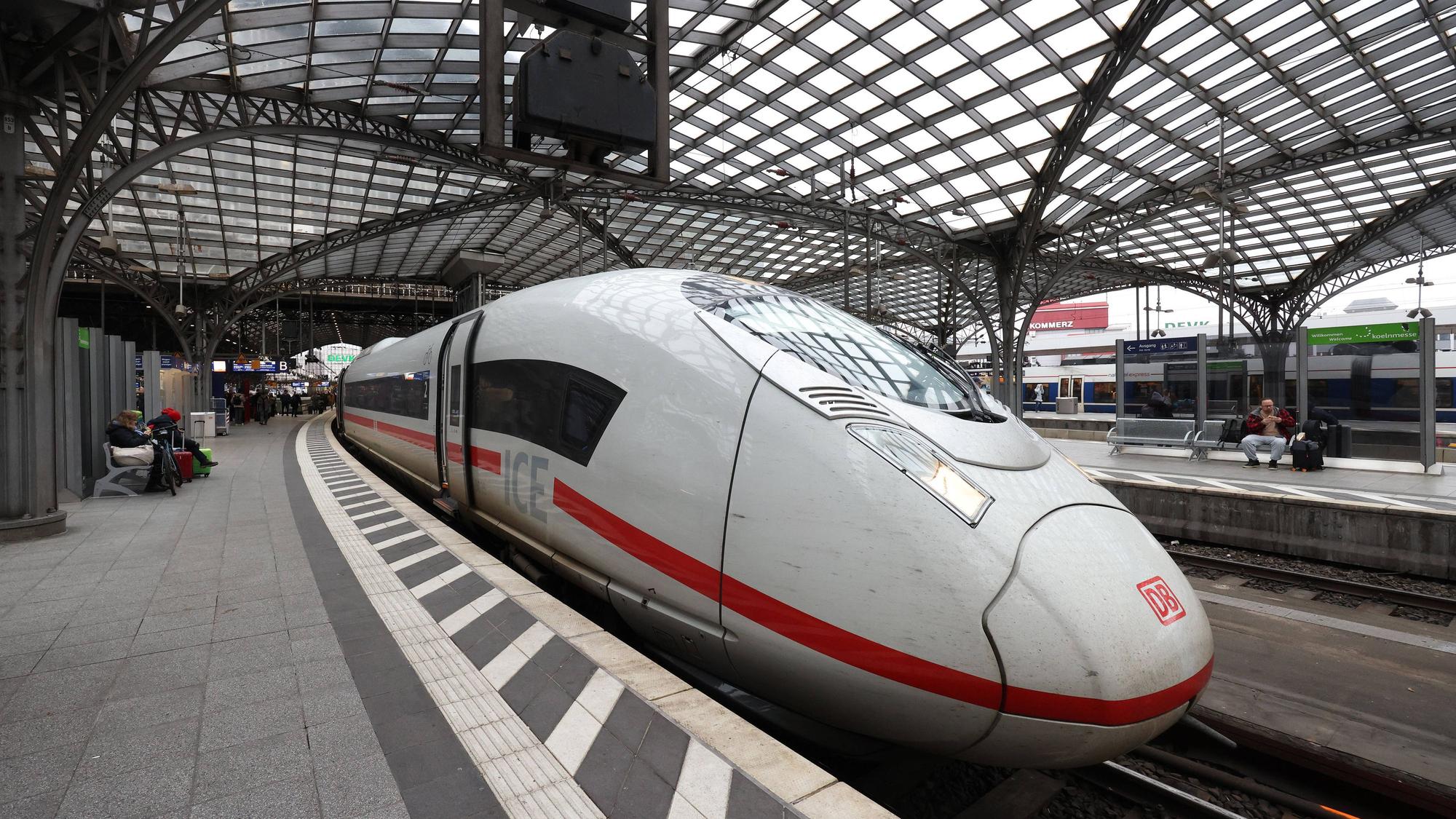 Ein ICE im Hauptbahnhof in Köln.